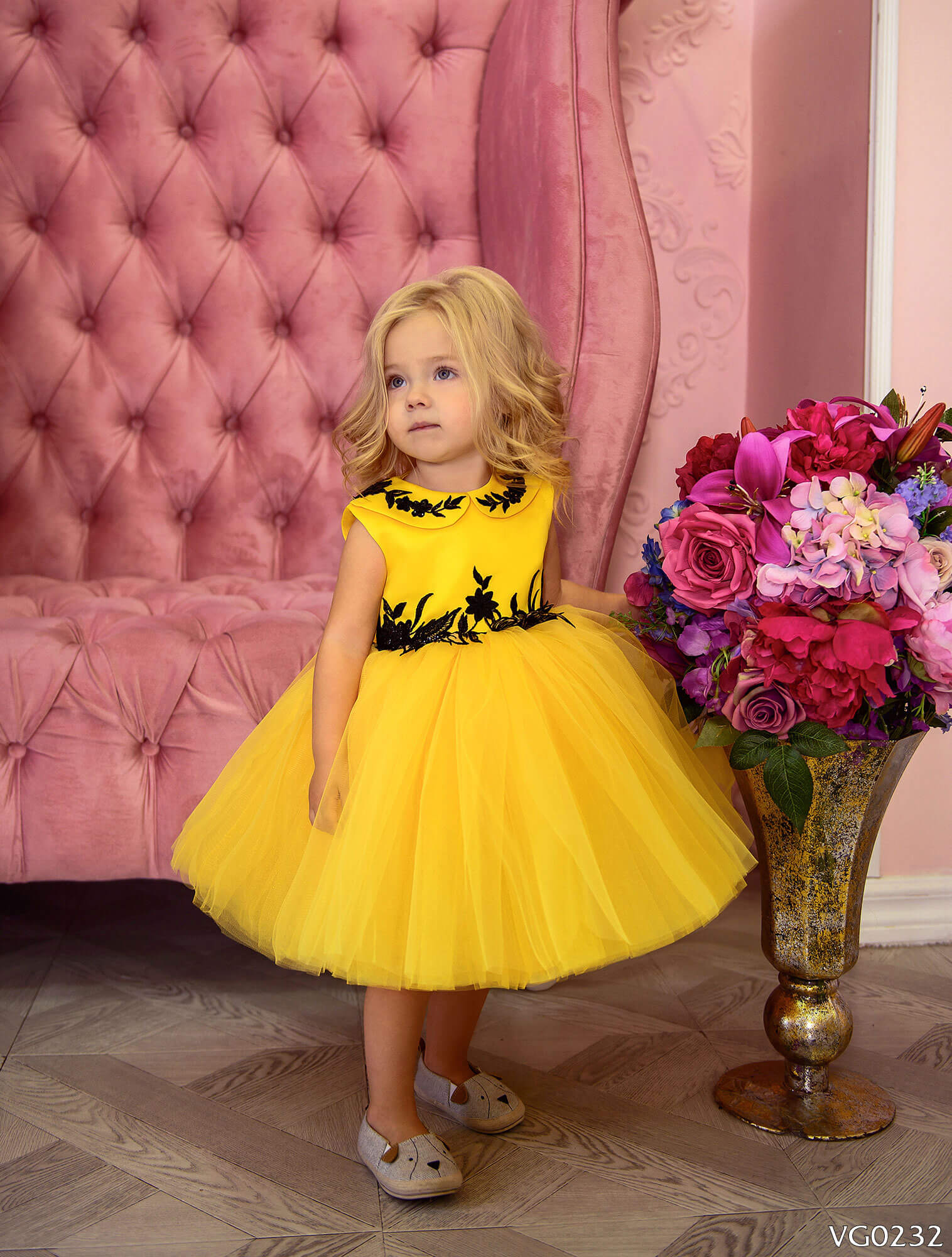 Жёлтое короткое платье для детского сада